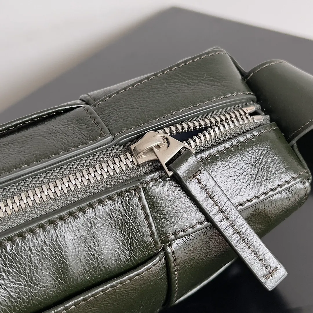 Batch 1640 BOTTEGA VENETA's new mini cassette camera bag. What a beautiful design. This noble one is really unique. The texture is also great. It matches the autumn and winter coat's great temperament. It can hold your various styles of matching, and the high-end double-fabric weaving design is also very NICE! In autumn and winter, it can be simply paired with a sweater or a jacket or a suit. The capacity is enough to hold some small items. The niche design is really amazing. I can’t praise this cool black woven handbag enough! You’ll fall in love with it at first glance, it’s so special~ Both the workmanship and appearance are superb! Style number: 795177 Size: 21*13*6.5cm